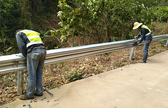 池州高速公路护栏的定期维护与保养
